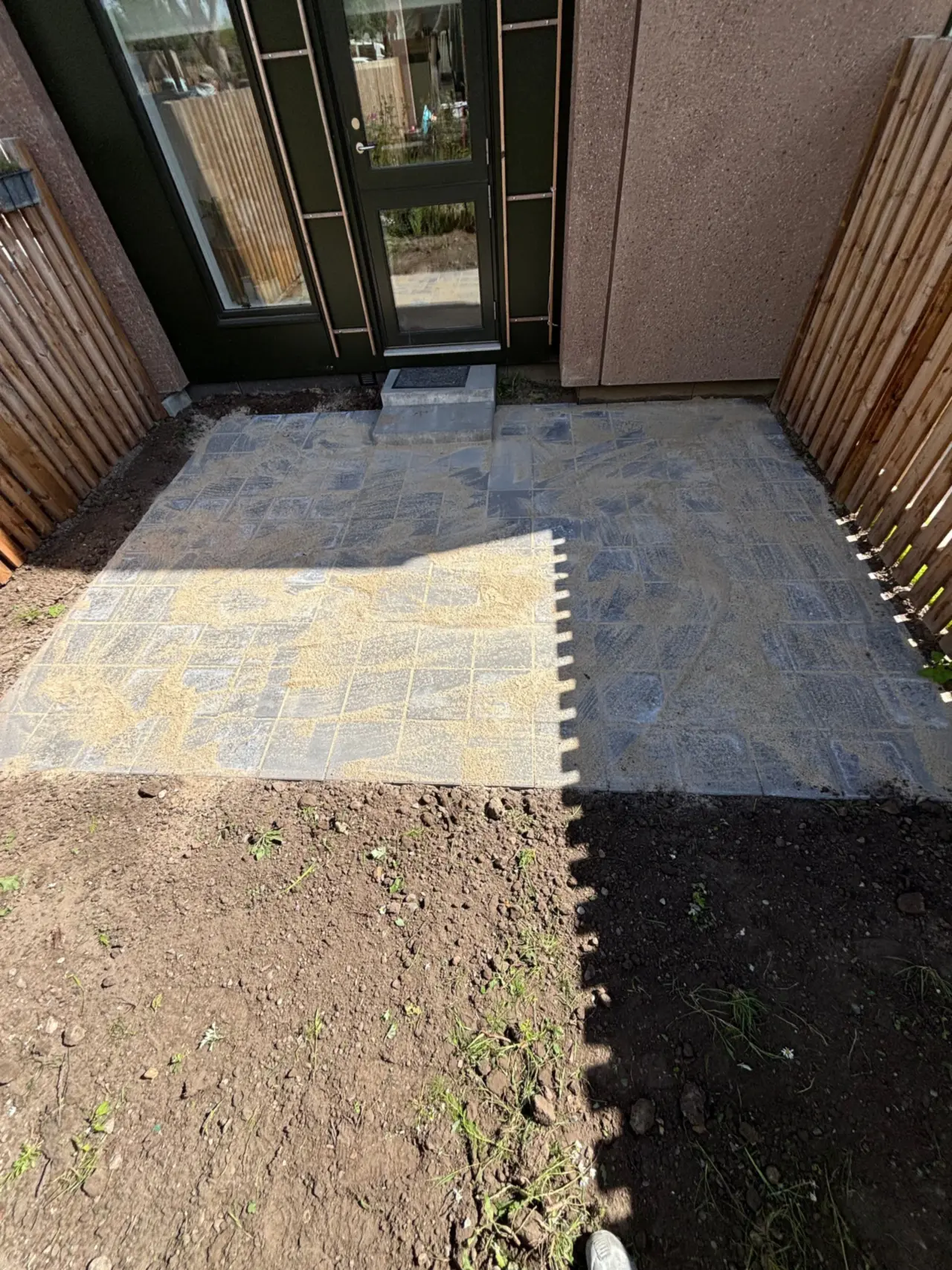 Færdig fliseterrasse i lukket gård